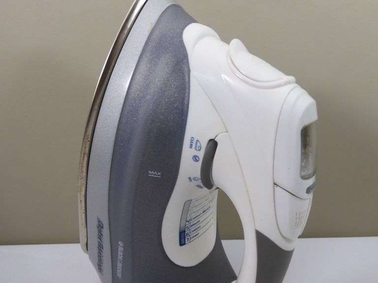 Black & Decker Digital Advantage Electric Iron GC5 Auctions