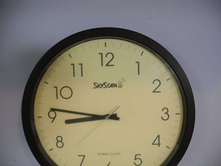 SkyScan Quartz Atomic Wall Clock Model 28500 GC5 Auctions