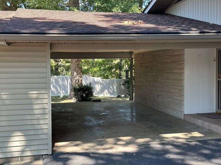 3 BR HOME & LOTS NEAR KENTUCKY LAKE Harris Real Estate & Auction