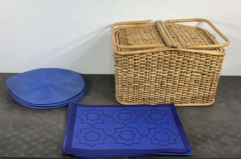 Wicker Picnic Basket w/ Dinner Mats, basket is 20”x15 1/2”x12” Hash