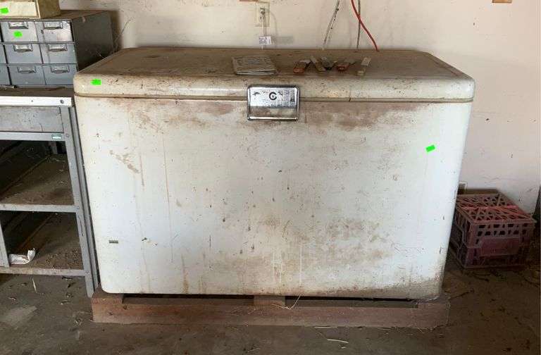 Chest freezer, non tested, Virginia license plates, and knife lot