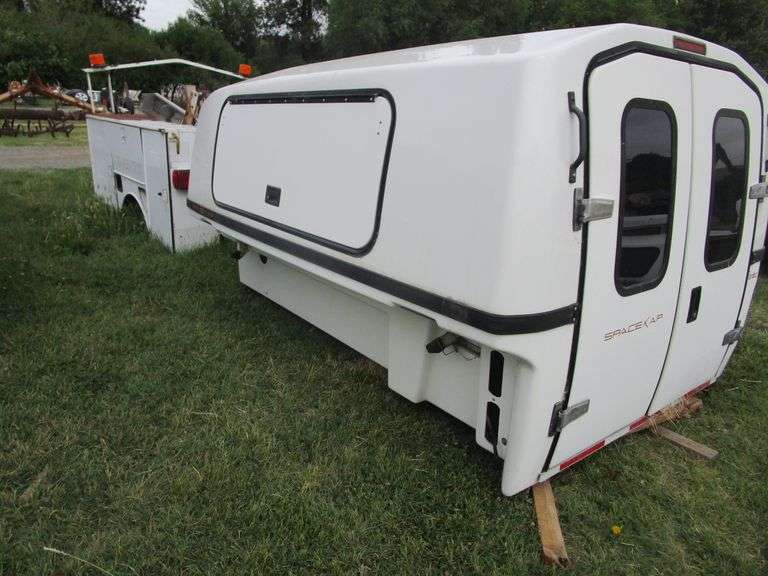 8' SPACE CAP FIBERGLASS WORK CANOPY Heaverlo Northwest Auctions