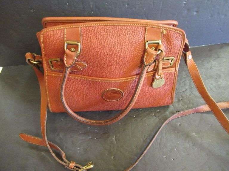 VINTAGE DOONEY AND BOURKE LEATHER PURSE. SMOKE FREE ENVIROMENT LOOKS