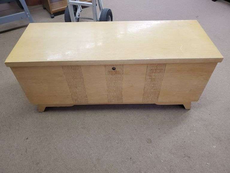 LANE CEDAR CHEST Isabell Auction