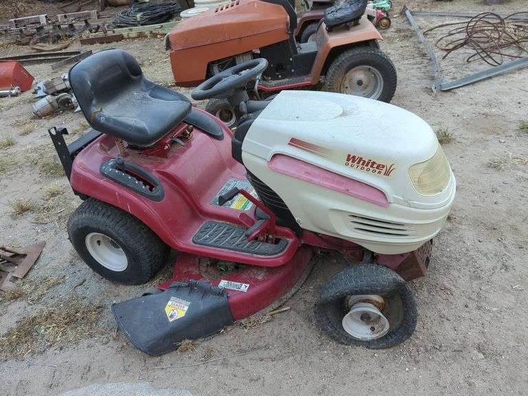 WHITE OUTDOOR RIDING LAWN TRACTOR WITH MOWER DECK (INOPERABLE...PARTS