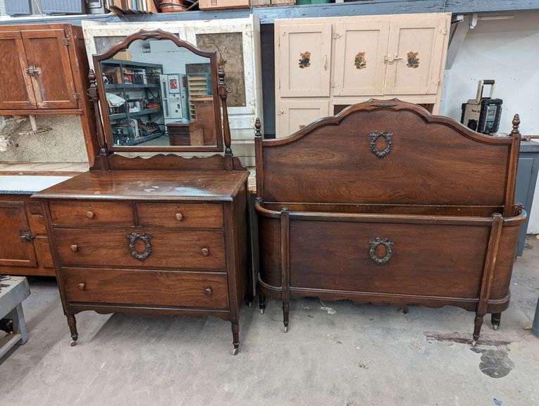 ANTIQUE WALNUT 4DRAWER DRESSER WITH HARP MIRROR & MATCHING FULL SIZE