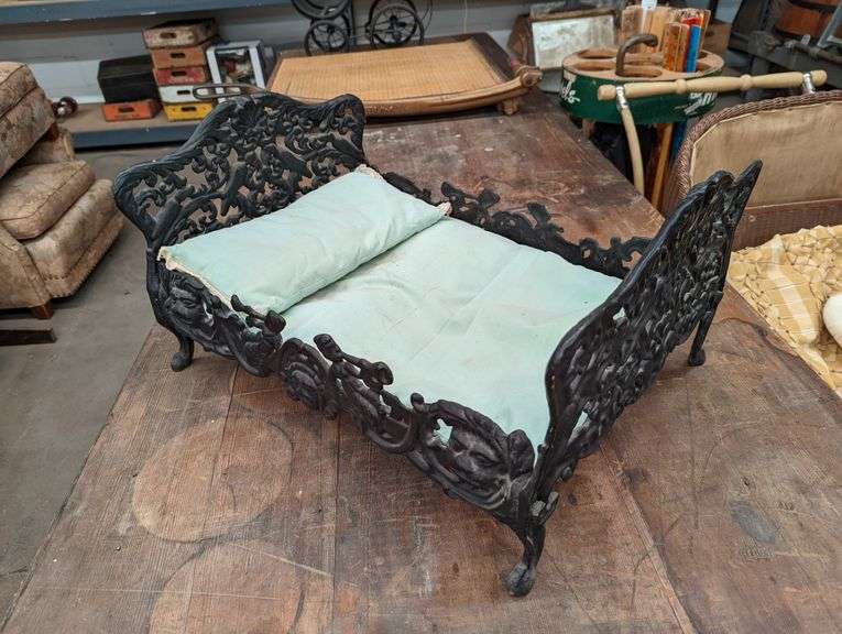 VINTAGE CAST IRON DOLL BED Isabell Auction
