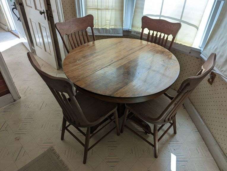 VINTAGE WOODEN KITCHEN TABLE WITH (4) CHAIRS Isabell Auction