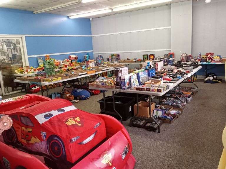 COLLECTIBLE TOY AUCTION Isabell Auction