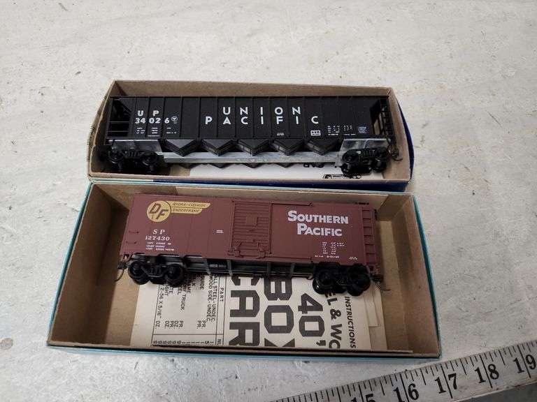 PAIR OF H.O. SCALE TRAIN CARS Isabell Auction