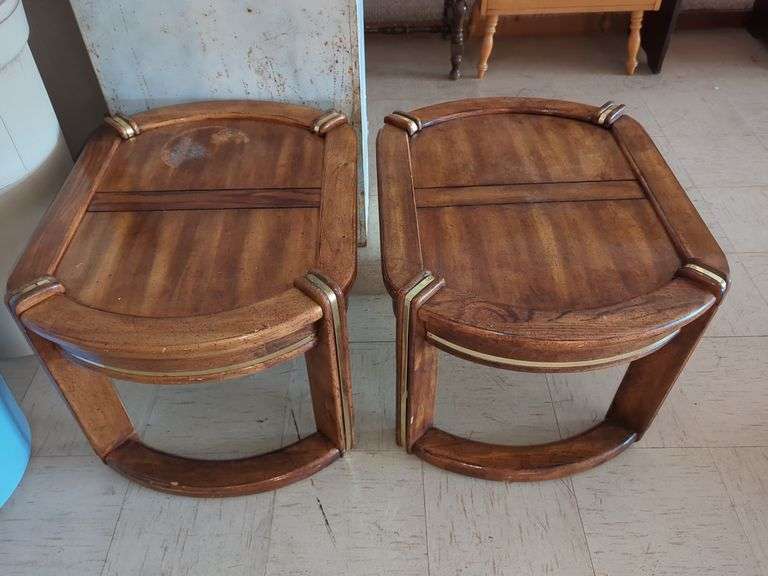 PAIR OF VINTAGE END TABLES Isabell Auction