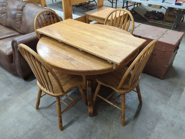 ROUND OAK PEDESTAL DINING TABLE WITH LEAF & (4) CHAIRS Isabell Auction
