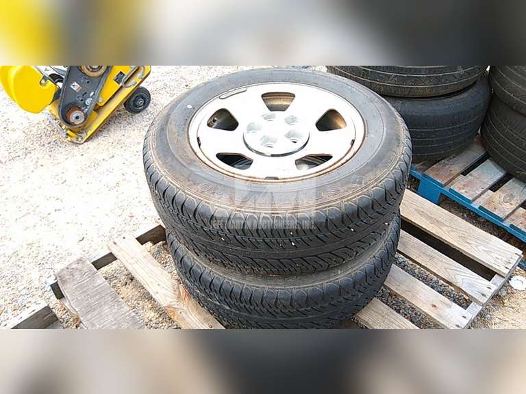 (2) SUMITOMO TOURING LSH 235/65R17 TIRES ON STEEL HONDA RIMS Jeff