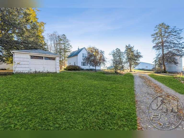 REAL ESTATE AUCTION. 127+/ ACRE SCOTT COUNTY MINNESOTA FARM WITH BUILDINGSTHE ESTATE OF ROBERT