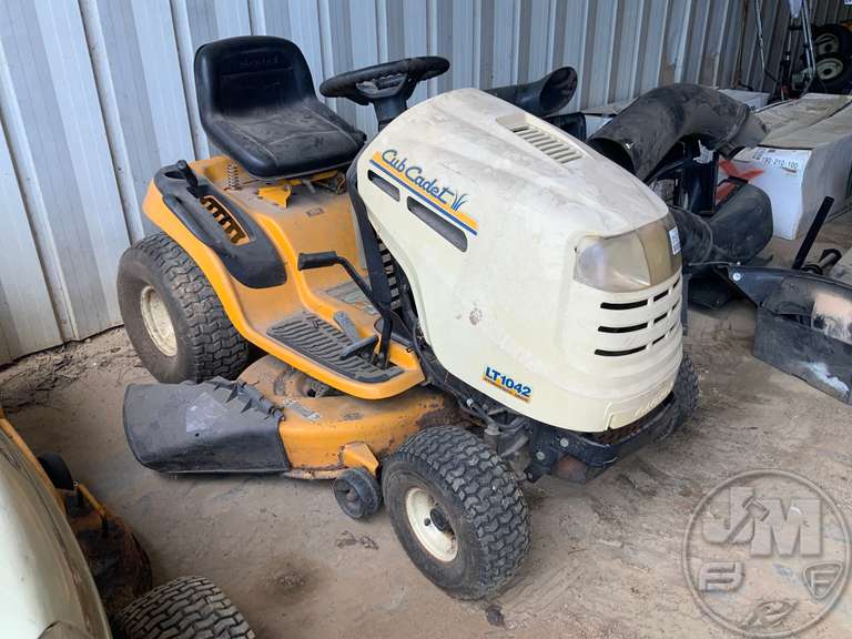 CUB CADET LT1042 SN 1E035H10258 RIDING MOWER Jeff Martin Auctioneers