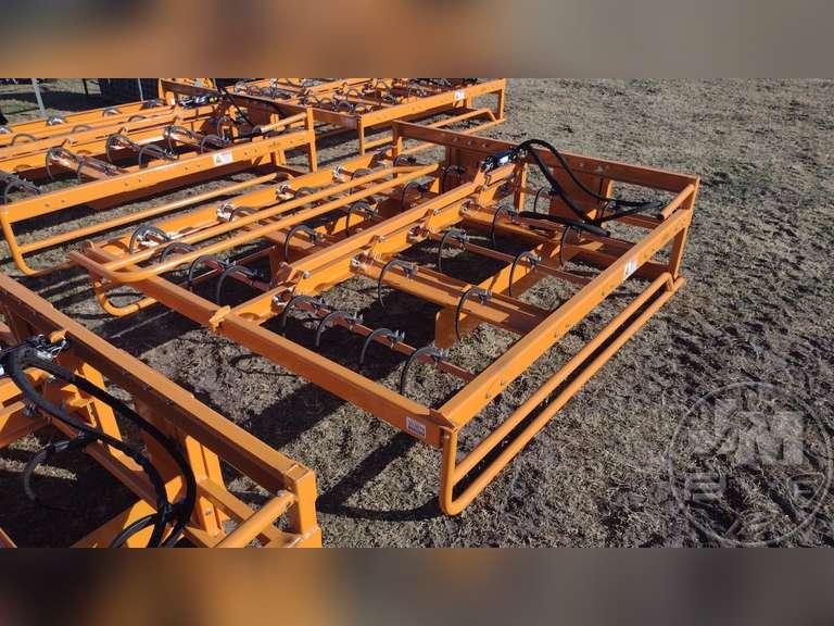 SKID STEER HAY ACCUMULATOR GRAPPLE Jeff Martin Auctioneers, Inc.