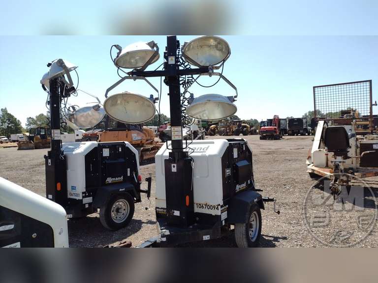 ALLMAND NIGHTLITE V SERIES NLV 4 BULB LIGHT TOWER SN 39000611 Jeff Martin Auctioneers, Inc.