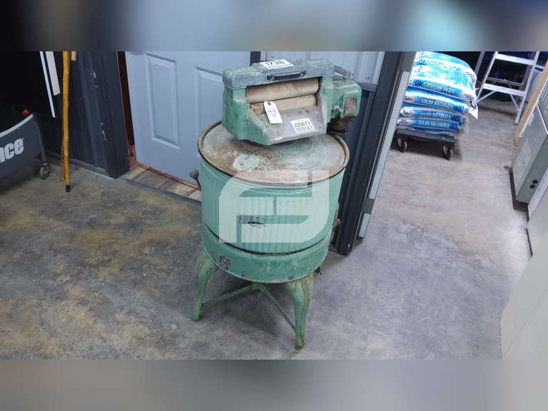 ANTIQUE DEXTER DEFENDER PORCELAIN ON STEEL WASHING MACHINE W/WRINGER