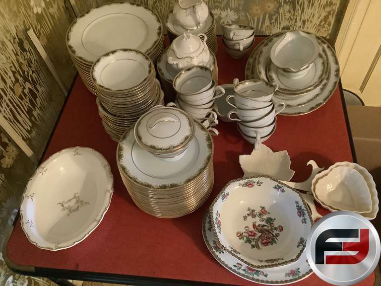 COLLECTABLE CHINA WARE AND DINNER SET Freije & Freije Auctioneers