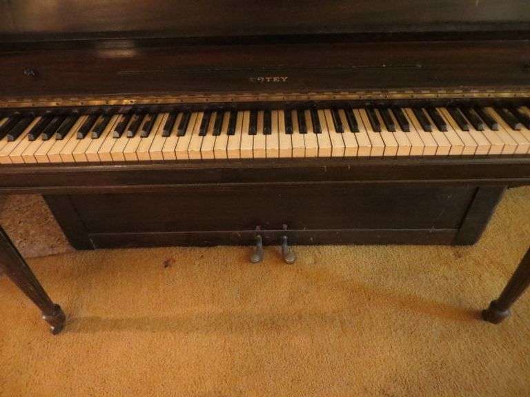 Esty Console Piano Lambrecht Auction, Inc.