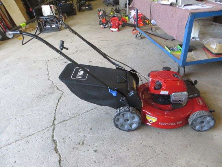 Toro Self Propelled Gas Lawn Mower w/ Bagger - Lambrecht Auction, Inc.