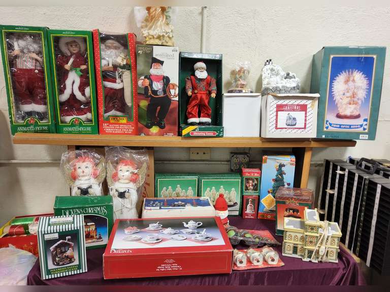 Group of various Christmas decor items SEE PICS Lindsay Auctions