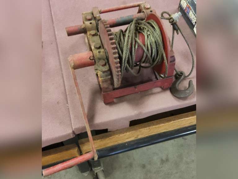 Manual winch Lindsay Auctions & Realty LLC