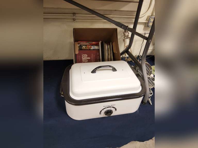 Proctor Silex electric roaster & box of various cook books - Lindsay
