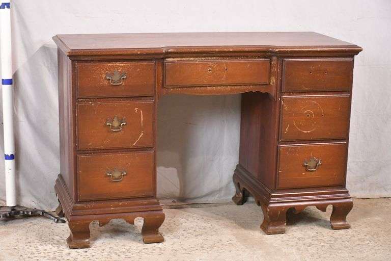 Empire Furniture Co. mahogany kneehole vanity; 729125 R.H. Lee & Co