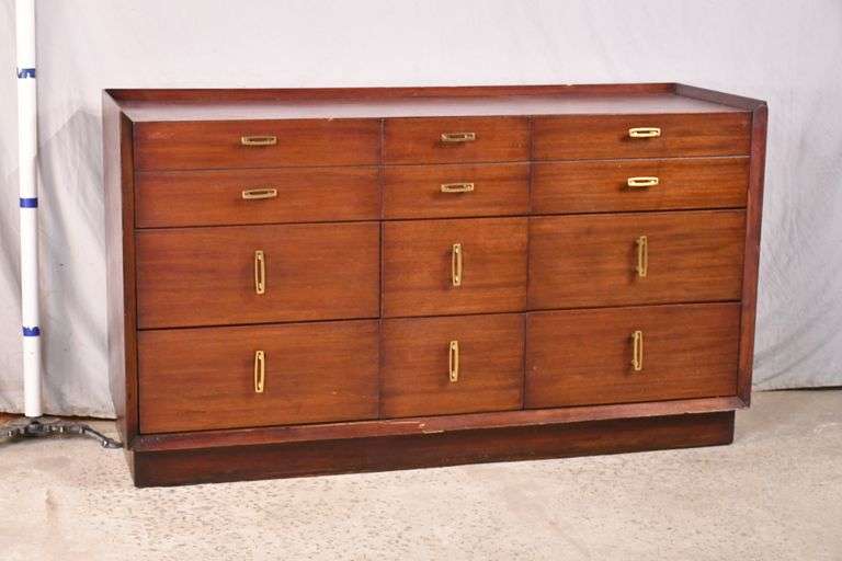 Mahogany 9 drawer triple dresser; 748427 R.H. Lee & Co. Auctioneers
