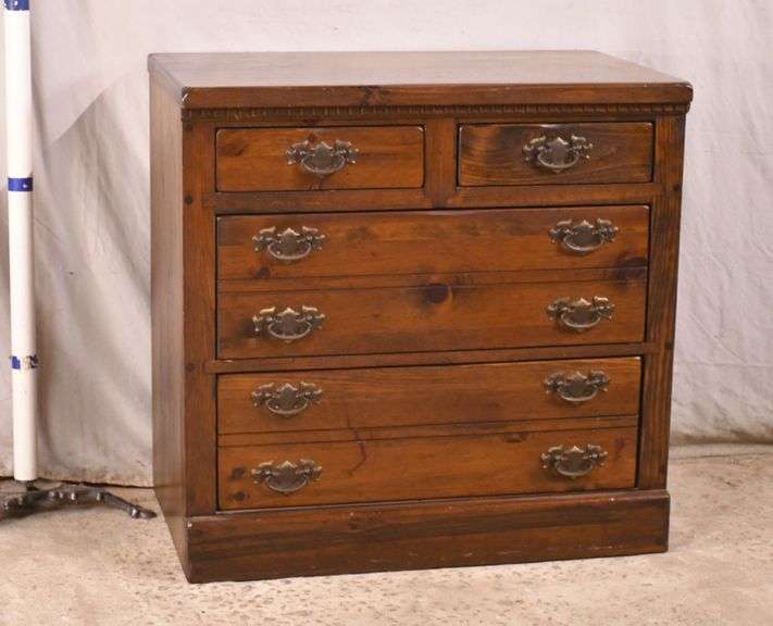 Pine 2 over 2 drawer bachelor's chest; 681721 R.H. Lee & Co. Auctioneers