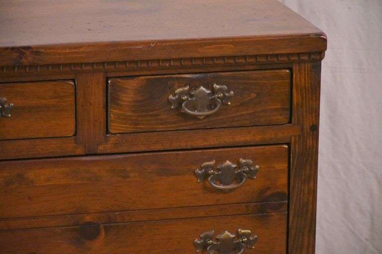 Pine 2 over 2 drawer bachelor's chest; 681721 R.H. Lee & Co. Auctioneers
