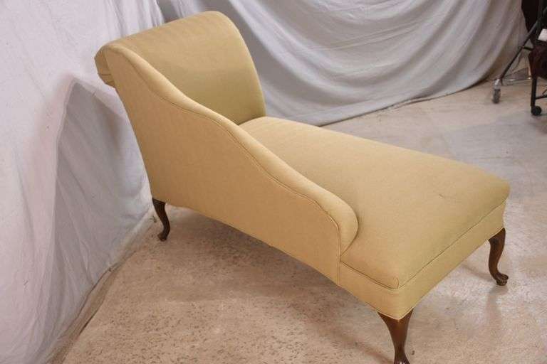 Queen Anne style chaise lounge; 1117015 R.H. Lee & Co. Auctioneers