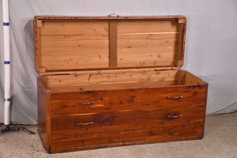Cedar lifttop trunk; 747930 R.H. Lee & Co. Auctioneers