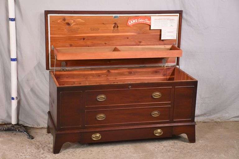 Lane mahogany lifttop cedar chest with drawer; 71172 R.H. Lee & Co