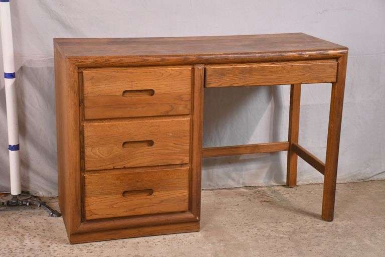 Dixie oak kneehole desk; 747787 R.H. Lee & Co. Auctioneers