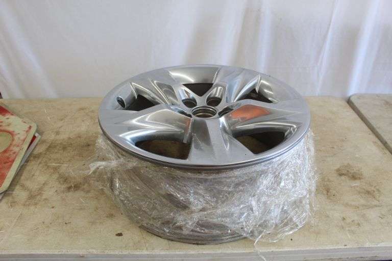 Toyota Highlander rim, new Lee Real Estate & Auction Service