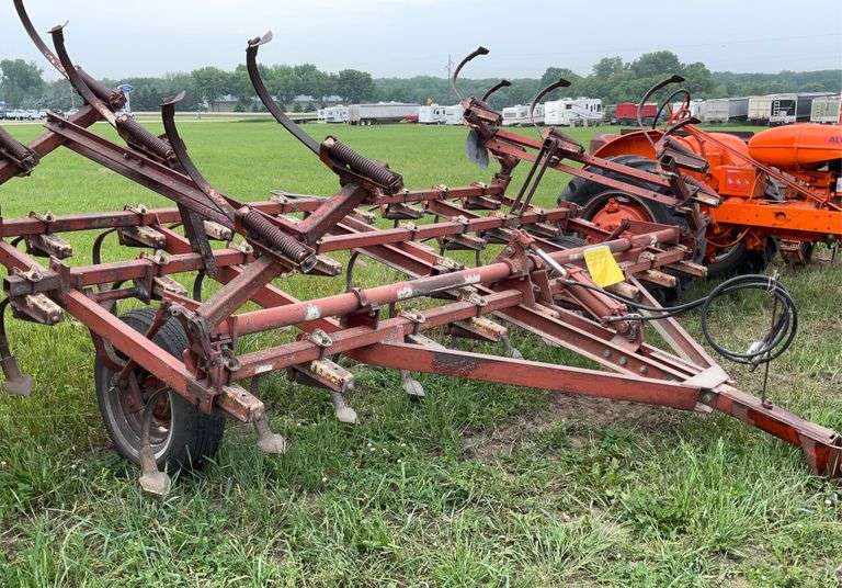 IH 45 Vibra Shank Field Cultivator, 18', Hydraulic Lift, Manual Fold