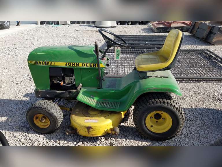 John Deere Model 111 Riding Mower Briggs & Stratton 12 HP, 5 Sp (PTO