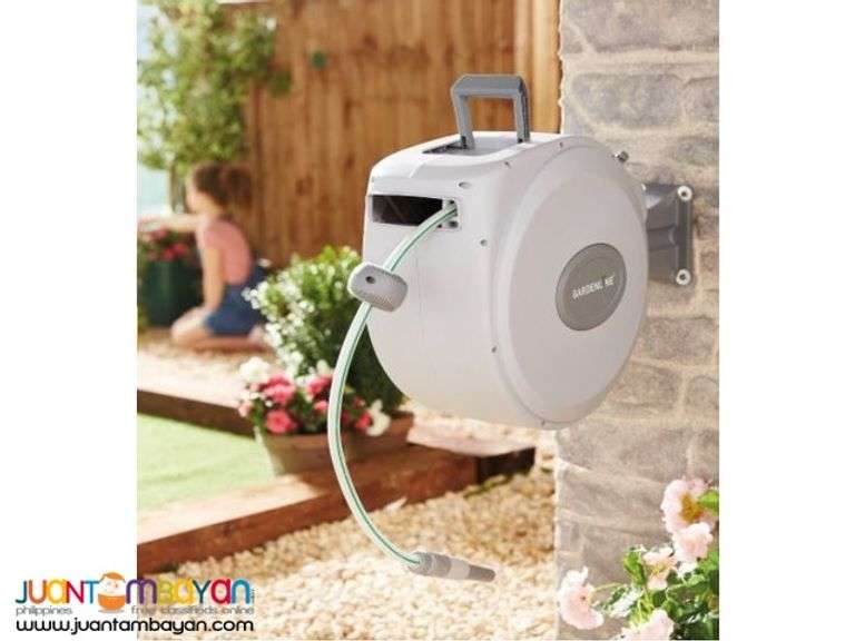 Retractable water hose - Matthews Auctioneers