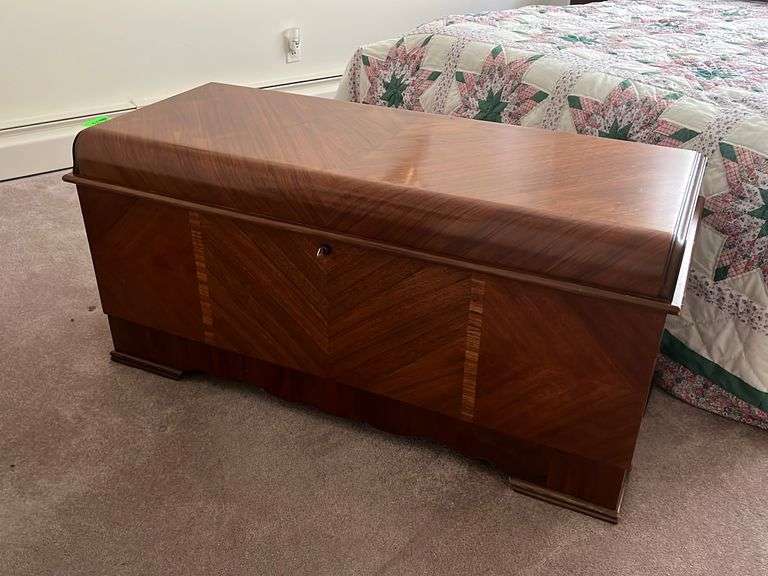 Lane Cedar Hope Chest Matthews Auctioneers