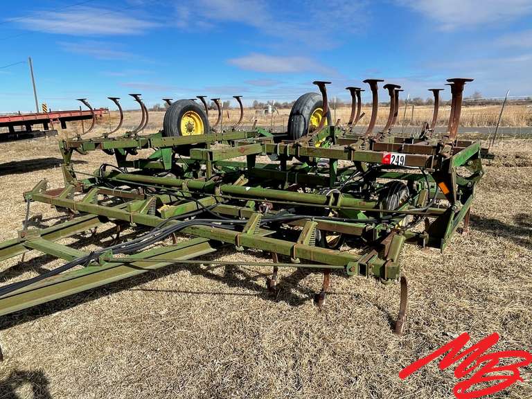 24' John Deere 1010 Field Cultivator, hangon harrows, rear hitch