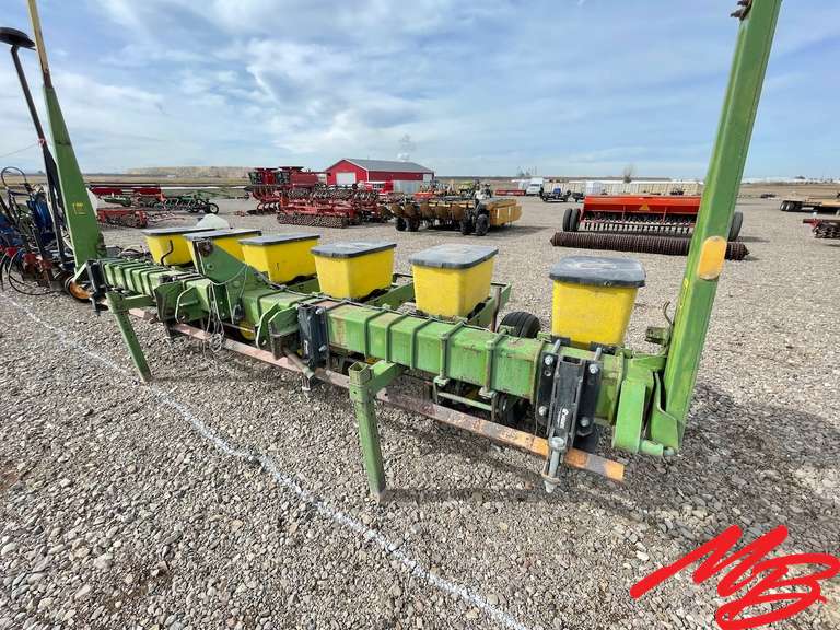 John Deere 7100 6Row Planter, 30" Rows, Trash Whippers *No Monitor