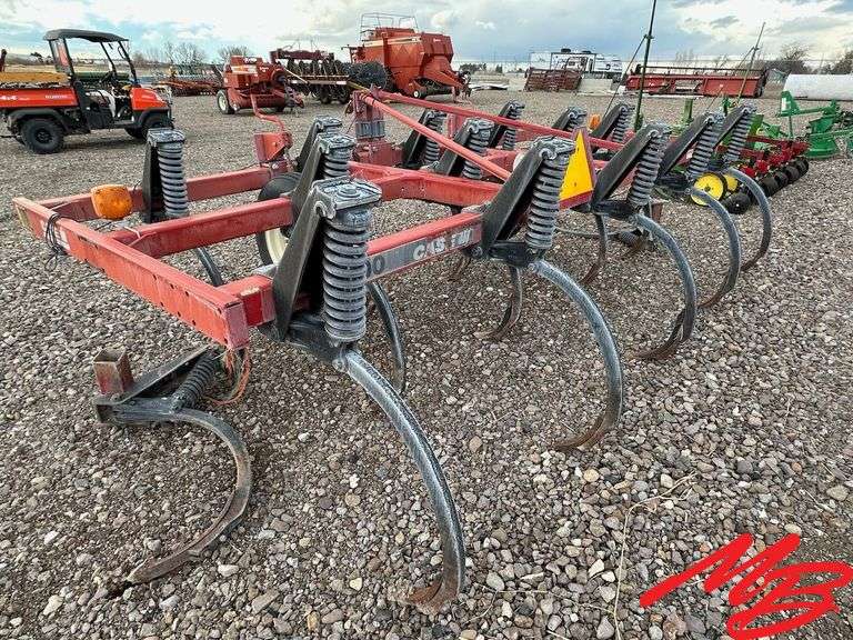 14' CaseIH 5800 Chisel Plow, 15shanks, depth wheels Musser Bros Inc