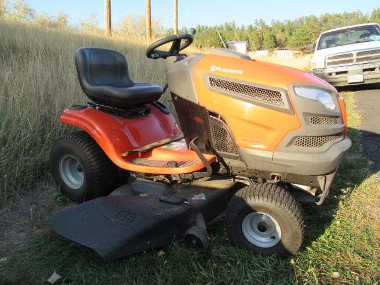 Husqvarna YTH22V46 Riding Lawn Mower Like New Runs Great 46" Cut