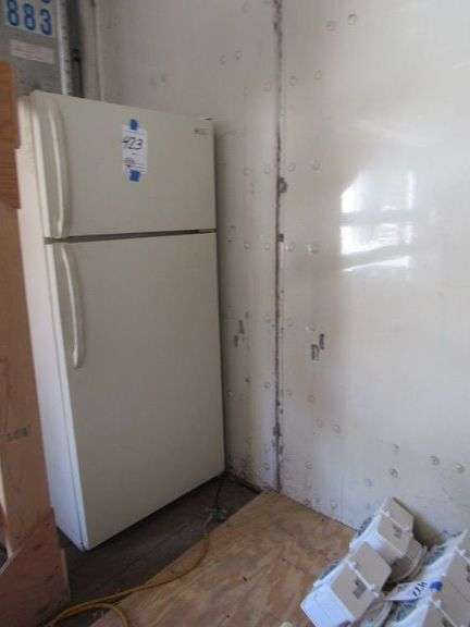 WHITE WESTINGHOUSE UPRIGHT FRIDGE/FREEZER (ON AND WORKING/COLD