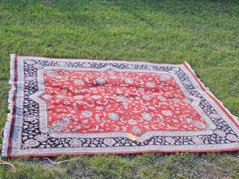 Persian Rug, 8 x 12 original MSRP 5700. 100 wool, very good condition