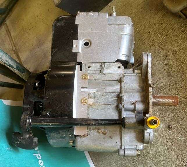 Briggs & Stratton 8hp Vertical Shaft Engine, new out of box - Metzger