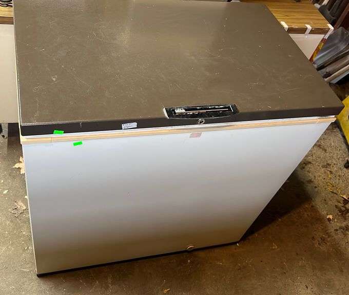 Gibson Heavy Duty Commercial Chest Freezer 24”x35”x35” Metzger