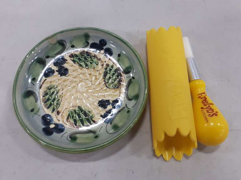 "Evelyn's Kitchen" Garlic Grater Plate with Brush and Peeler Mariner